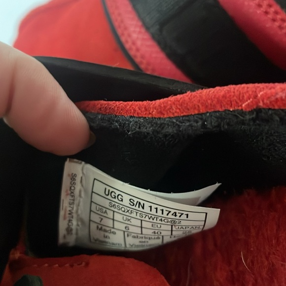 New red UGG slippers. Perfect for gift or to wear at the holidays. Comfy. Warm - Picture 3 of 10